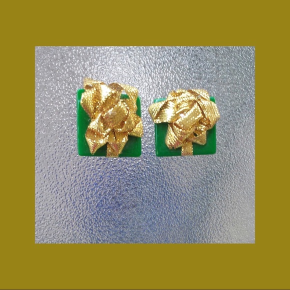 VTG Green Gift Wrapped Presents w/ Gold Bows Clip On BLING Earrings - Picture 6 of 6